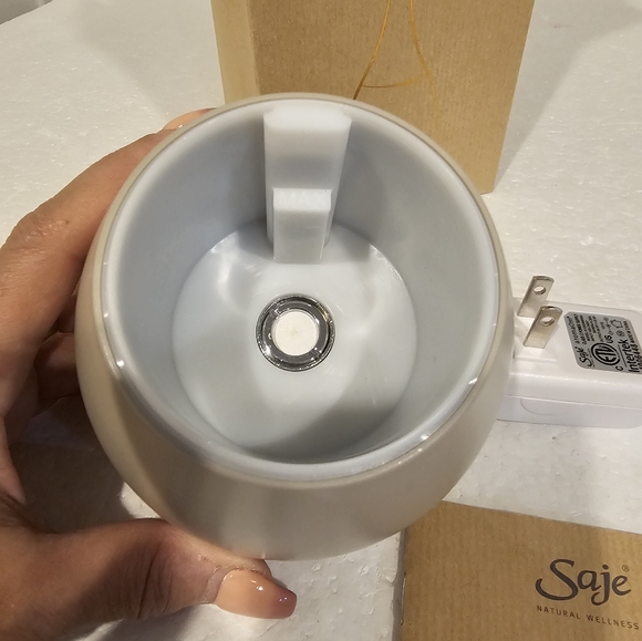 **SOLD** to @netricco Saje AromaGeni Ultrasonic Diffuser - Picture 4 of 6